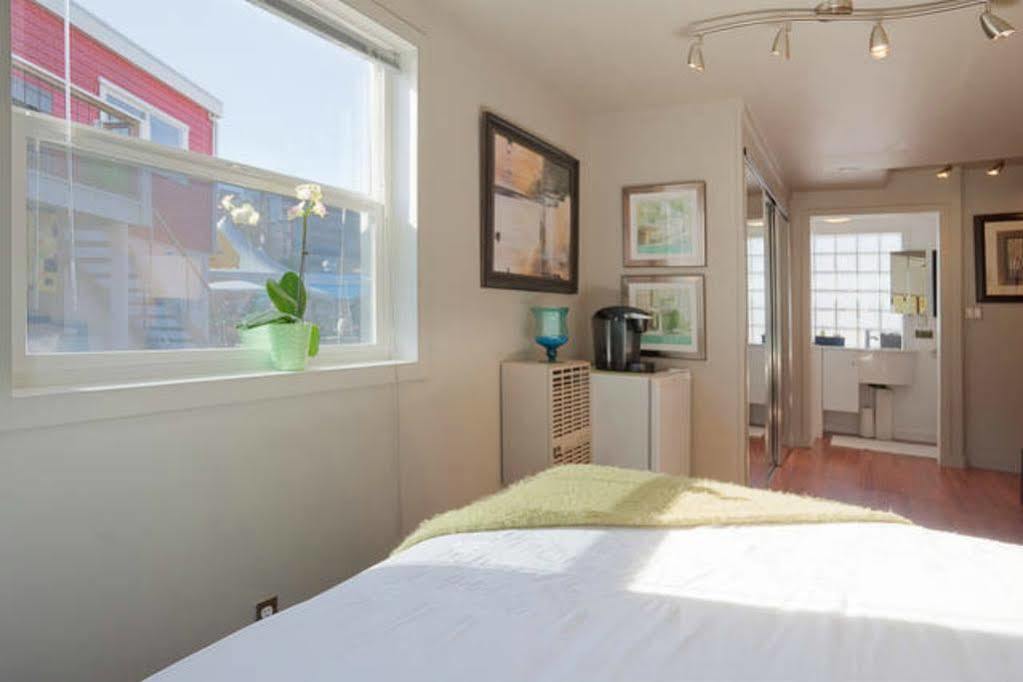 Fisherman'S Wharf Bed & Breakfast Вікторія Екстер'єр фото